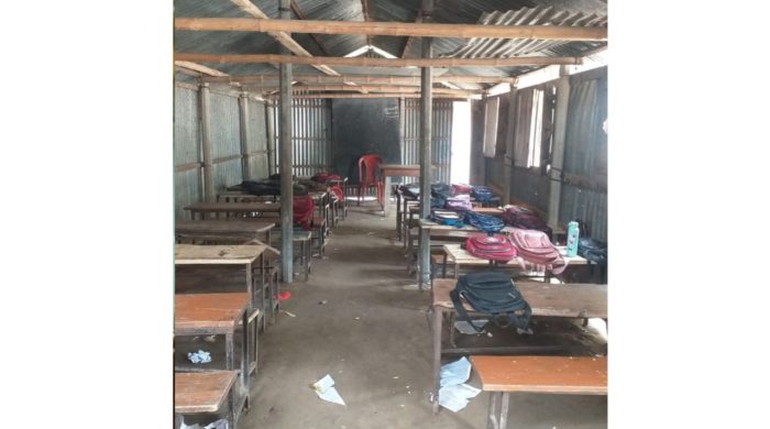 প্রথম শ্রেণির পাঠদান চলছে এই জরাজীর্ণ কক্ষে