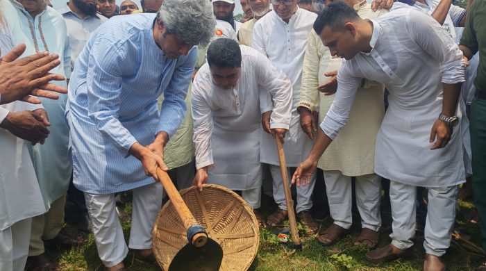 প্রতিমন্ত্রী আবদুর জুনায়েদ সাথে ও উপজেলা বিএনপির সভাপতি জননেত্রী বিদ মেহেদী হাসান পলা সহ অসংখ্য নেতা কর্মীর খাল খননের চিত্র